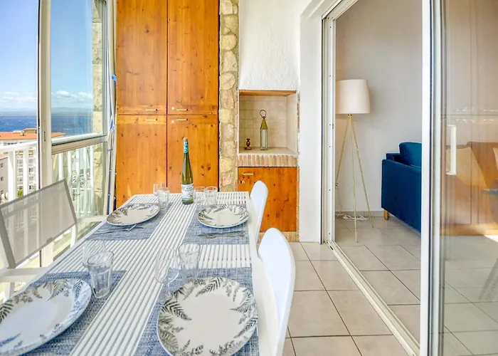 Apartment In By The Waterfront Roses